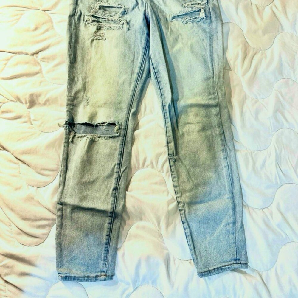 Light-Wash American Eagle Jeans Size 10 Inseam 25 inches